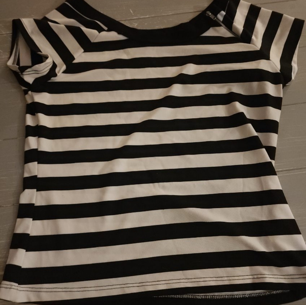 Black and white striped top w zipper xl
